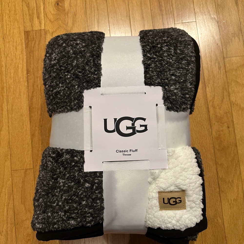 UGG Home Collection Throw Pad in Black and White